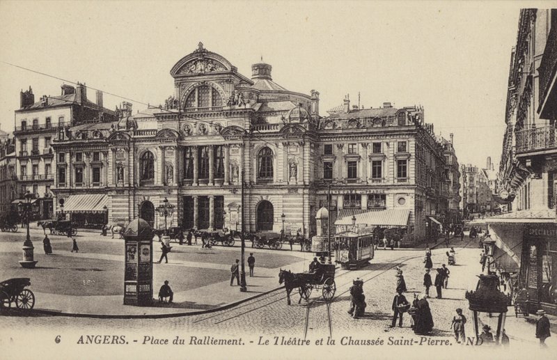 Place du Ralliement, o teatro e o Chaussee Saint-Pierre, Angers, França de French Photographer