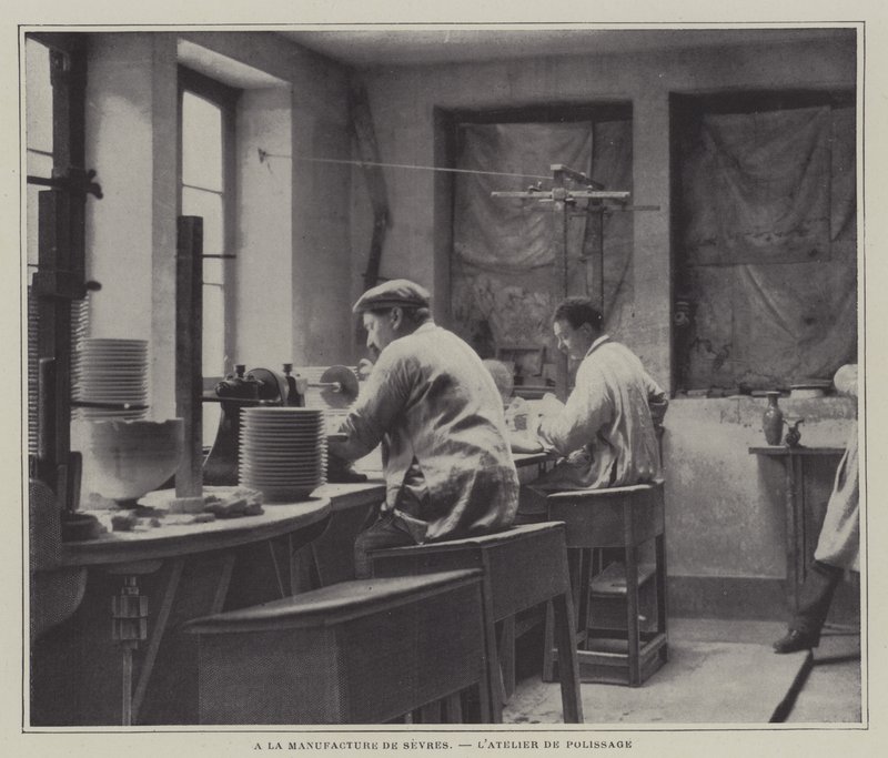 Oficina de polimento na fábrica de porcelana de Sevres, França (foto a p/b) de French Photographer