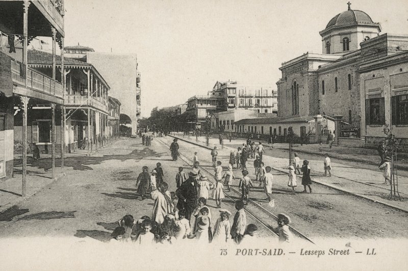 Port-Said, Egipto: Rua Lesseps (fotografia a preto e branco) de French Photographer