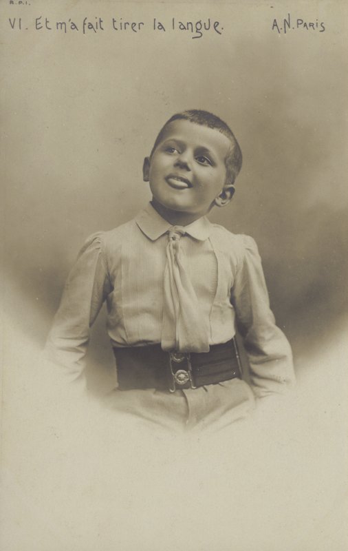 Retrato de um rapazinho (foto a p/b) de French Photographer