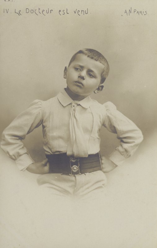 Retrato de um rapazinho (foto a p/b) de French Photographer