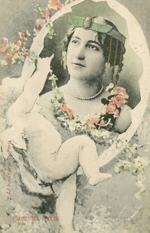 Retrato de uma mulher emoldurado por um querubim (foto a cores) de French Photographer