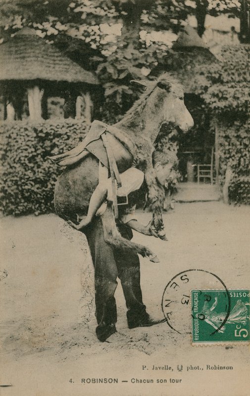 Postal de um homem carregando um burro, enviado em 1913 de French Photographer