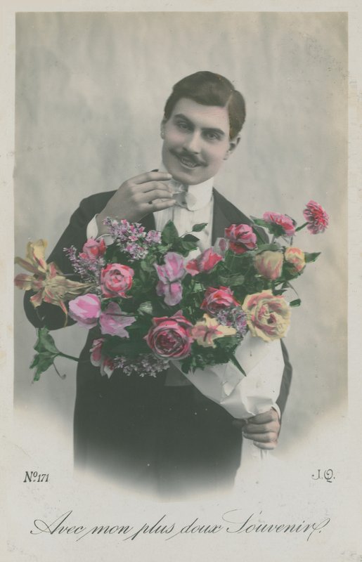 Postal de um homem segurando um buquê de flores, enviado em 1913 (foto colorida à mão) de French Photographer