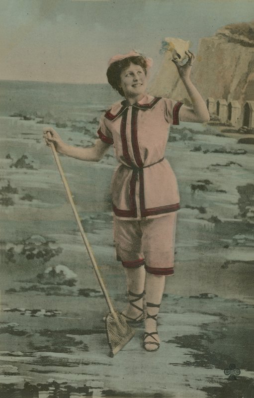 Postal de uma mulher segurando uma rede de pesca e shell, enviado em 1913 (fotografia colorida à mão) de French Photographer