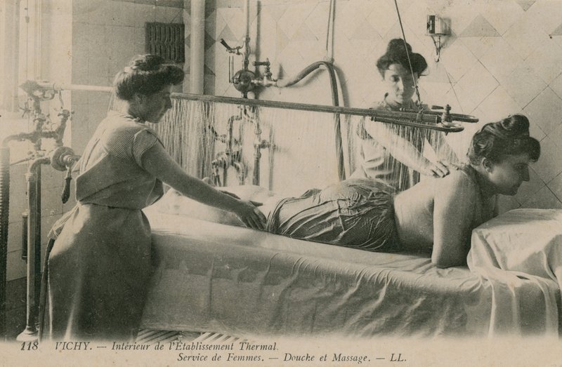 Postal de uma mulher que recebe um banho e faz massagens nos banhos termais de Vichy, enviados em 1913 de French Photographer