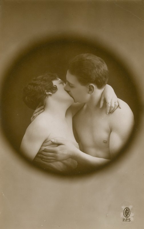 Cartão postal de um jovem e uma mulher beijando como visto através de um olho mágico, enviado em 1913 de French Photographer