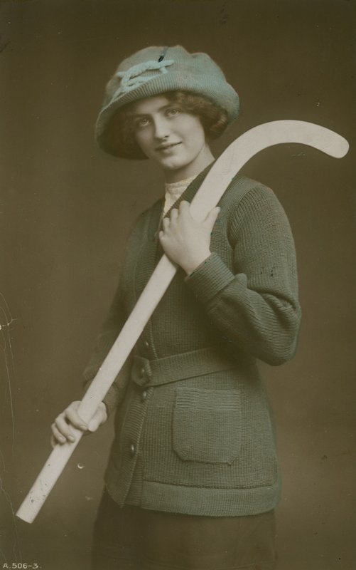 Postal de uma jovem mulher carregando um taco de hóquei por cima do ombro, enviado em 1913 de French Photographer