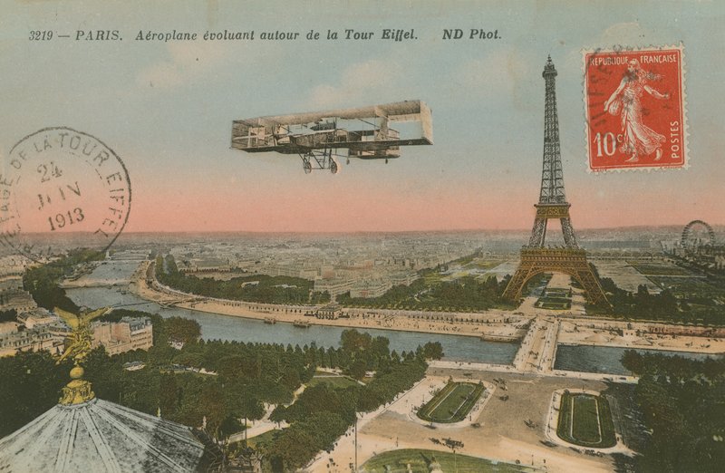 Postal de um avião circulando ao redor da Torre Eiffel, enviado em 1913 (foto colorida à mão) de French Photographer