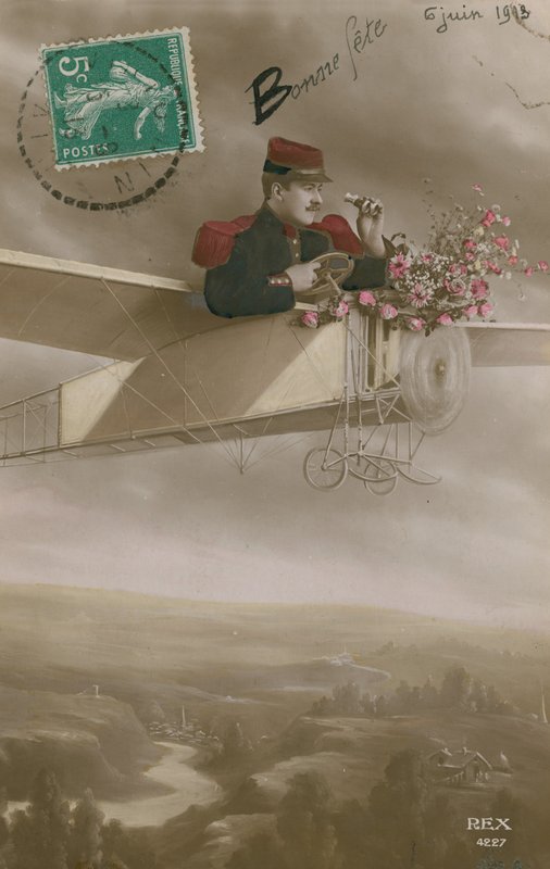 Postal de um aviador entregando flores, enviado em 6 de junho de 1913 (foto colorida à mão) de French Photographer