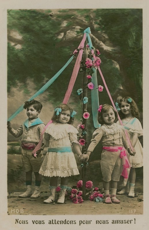 Postal de crianças em pé ao redor de um mastro, enviado em 1913 (foto colorida à mão) de French Photographer