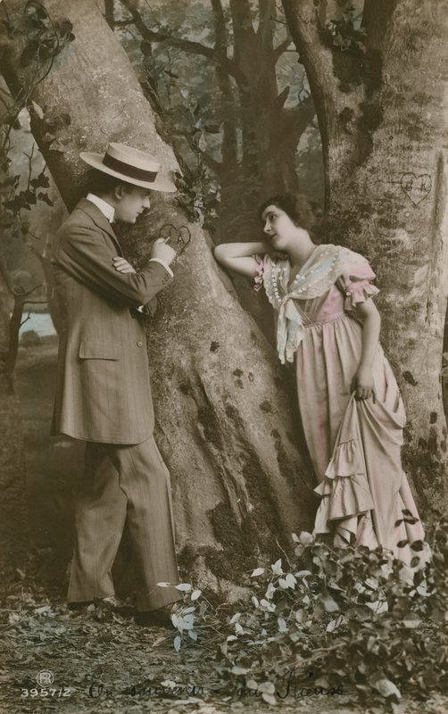 Postal de amantes que esculpem um coração em uma árvore, enviado em 1913 (foto colorida à mão) de French Photographer