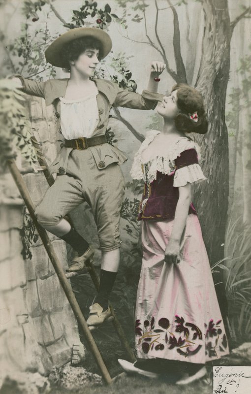 Cartão postal mostrando duas meninas vestidas em traje com cerejas, enviadas em 1913 (foto colorida à mão) de French Photographer