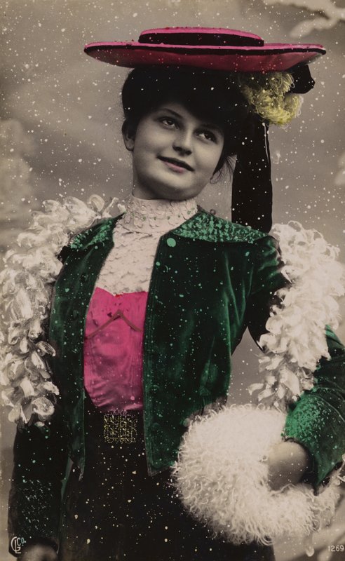 Menina bonita, em roupas finas, na neve de French Photographer