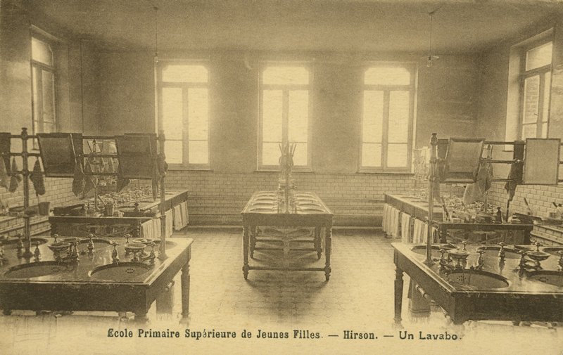 Banheiro da escola primária, Hirson (foto a p/b) de French Photographer