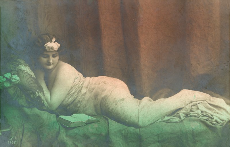 Menina reclinada, lendo de French Photographer