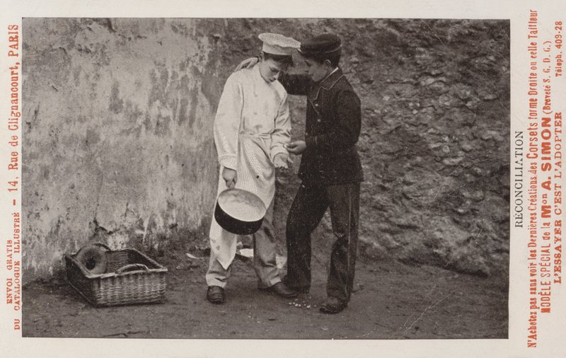 Reconciliação entre dois garotos trabalhando em hotel ou restaurante de French Photographer