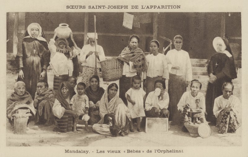 Moradores de um orfanato dirigido pelas Irmãs de São José, Mandalay, Burma (foto a p/b) de French Photographer