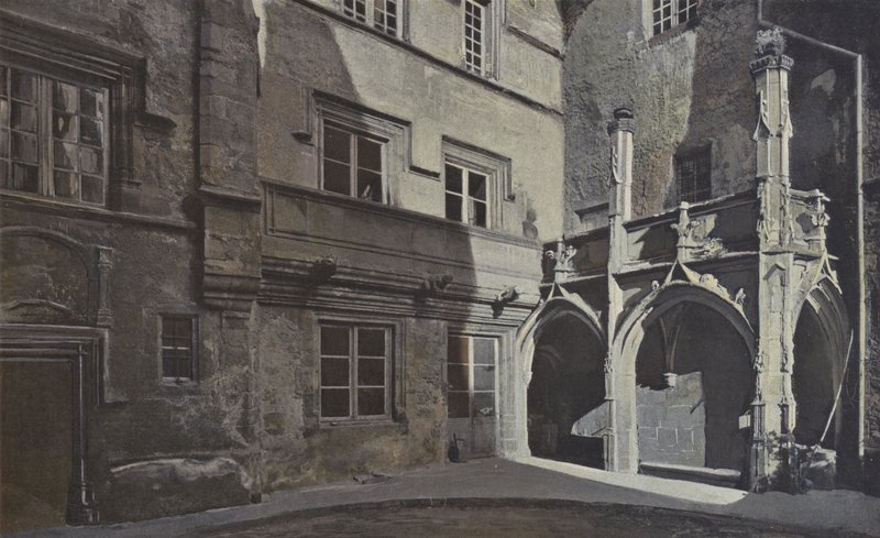 Rodez, casa na Praça Estaing, vista no pátio de French Photographer
