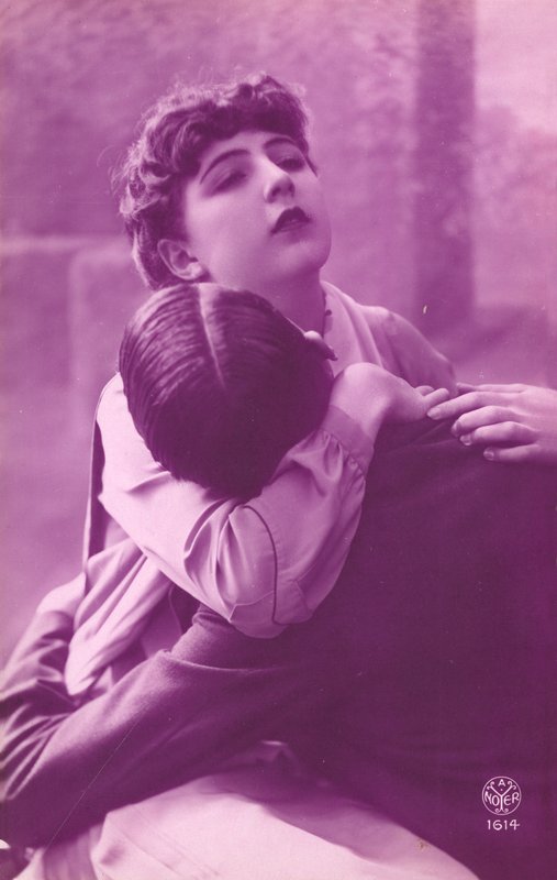 Imagens de cor rosa de casal abraçando de French Photographer