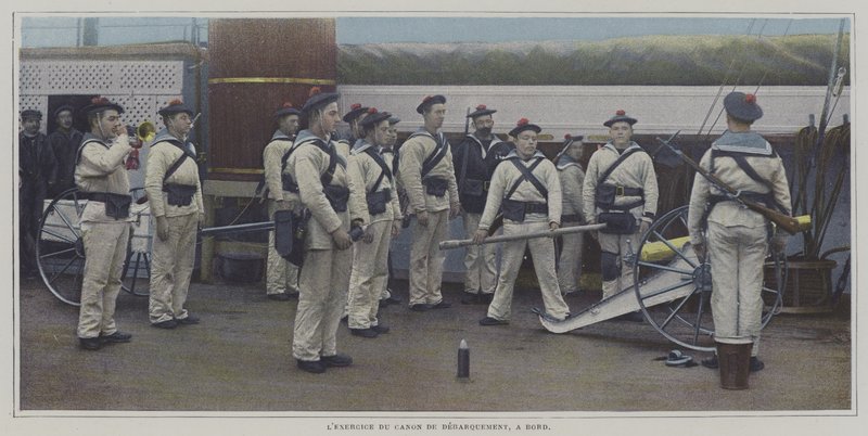Marinheiros realizando um exercício com uma arma de desembarque a bordo de um navio (foto colorida) de French Photographer