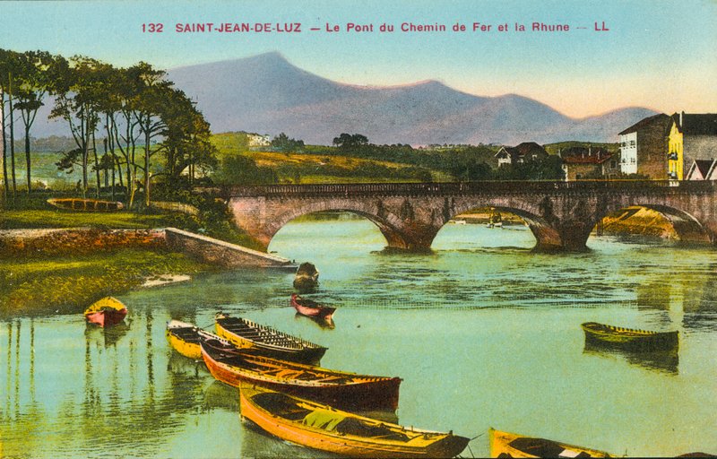 Saint-Jean-de-Luz, a ponte ferroviária e o Rhune (fotografia a cores) de French Photographer