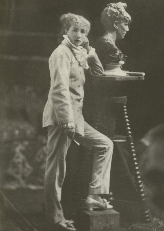Sarah Bernhardt, em 1869 (foto a p/b) de French Photographer