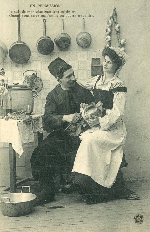 Serva garota sentada no joelho do homem na cozinha de French Photographer