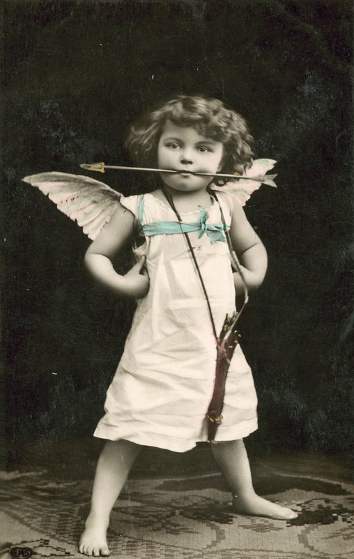 Menino pequeno, vestido como Cupido, com uma flecha na boca de French Photographer