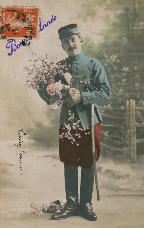 Soldado carregando um ramo de flores, cartão postal de ano novo, 1913 de French Photographer