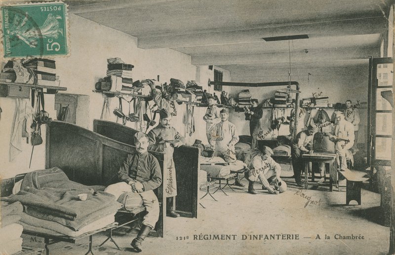 Soldados do 121º Regimento de Infantaria francês em seus quartéis. Postal enviado em 1913. de French Photographer