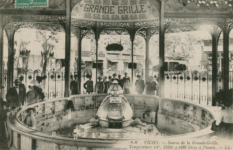 Fonte da nascente do Grand Grille em Vichy. Postal enviado em 1913. de French Photographer