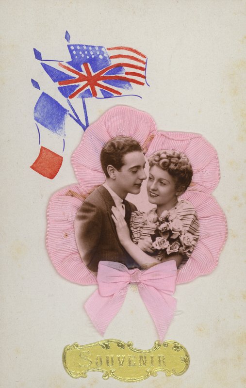 Cartão de lembrança, mostrando bandeiras francesas, inglesas e americanas de French Photographer
