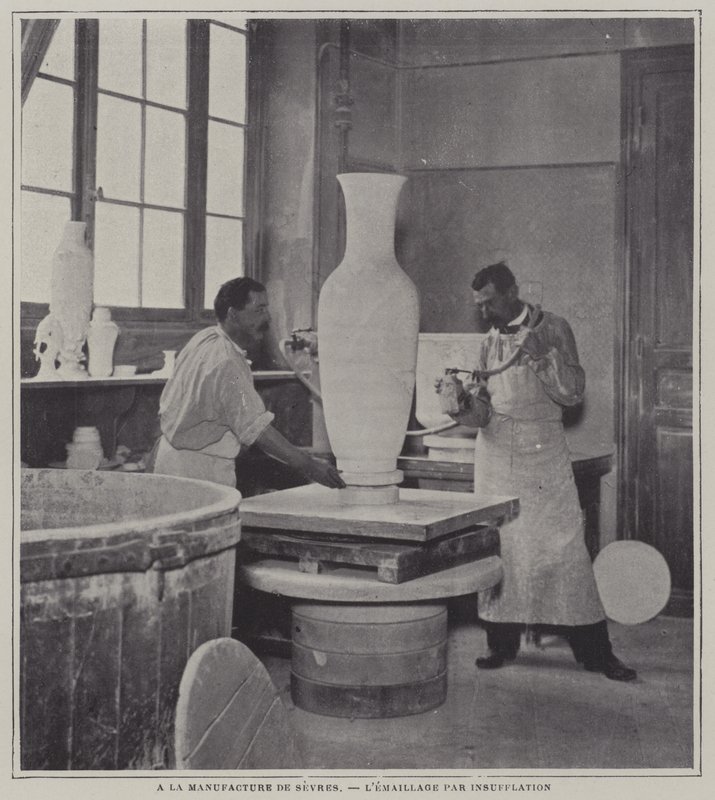 Pulverização de um vaso na fábrica de porcelana de Sevres, França (foto a p/b) de French Photographer