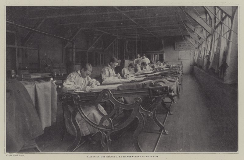 Oficina de estudantes na Fábrica de Tapeçaria de Beauvais, França (foto a p/b) de French Photographer