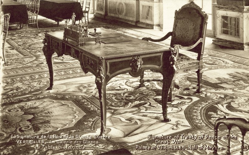 Mesa no Salão dos Espelhos do Palácio de Versalhes, onde foi assinado o Tratado de Versalhes (foto a p/b) de French Photographer