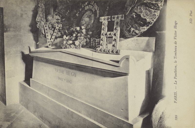 O Panteão, Paris, Túmulo de Victor Hugo (foto a p/b) de French Photographer