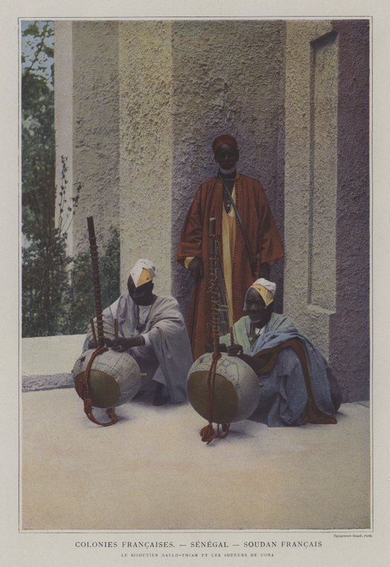 O joalheiro Gallo-Thiam e os jogadores cora na secção do Senegal e Sudão francês da Exposição Universelle 1900, Paris (foto a cores) de French Photographer