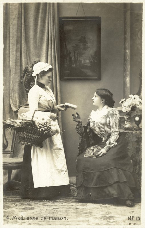 A senhora da casa dando instruções à sua empregada (foto a p/b) de French Photographer