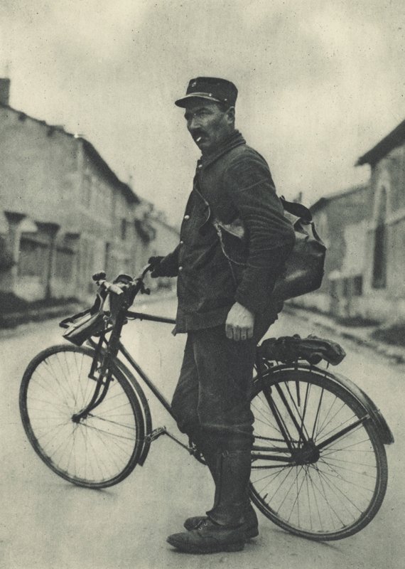 Este carteiro francês acha sua bicicleta muito útil de French Photographer