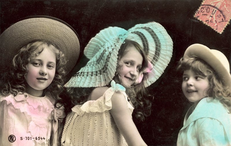 Três, meninas jovens, em, chapéus, sorrindo de French Photographer