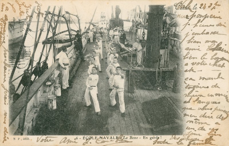 Marinheiros do estagiário em uma escola naval francesa que tem uma lição do encaixotamento na plataforma. Postal enviado em 1913. de French Photographer
