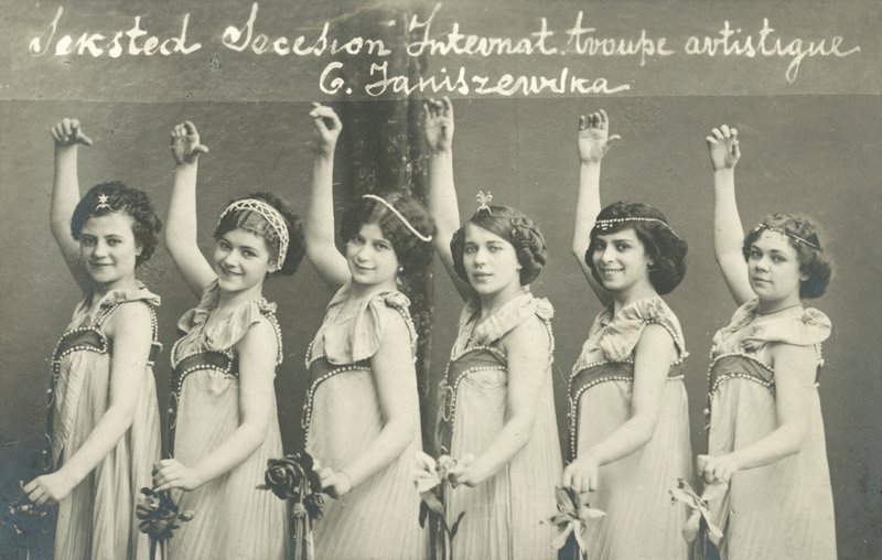 Troope, de, jovem, femininas, dançarinos, sorrindo de French Photographer