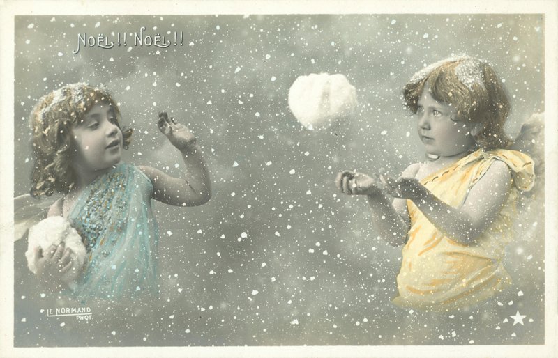 Dois, menina, anjos, jogar, snowballs, em, um ao outro de French Photographer