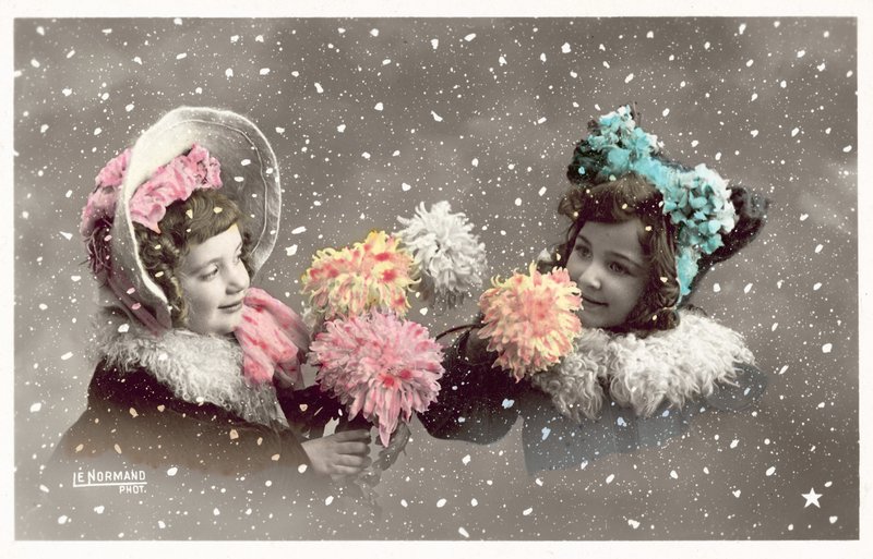 Duas meninas segurando flores, na neve (foto colorida) de French Photographer