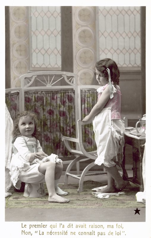 Duas meninas no berçário, uma sentada no penico (foto a p/b) de French Photographer