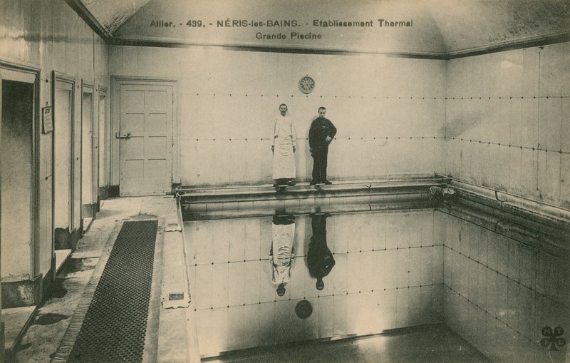 Dois homens que estão nos banhos térmicos em les Bains de Neris em France. Postal enviado em 1913. de French Photographer