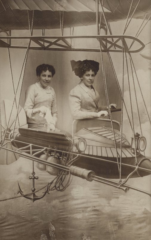 Duas mulheres, voando um avião, (photocollage) de French Photographer