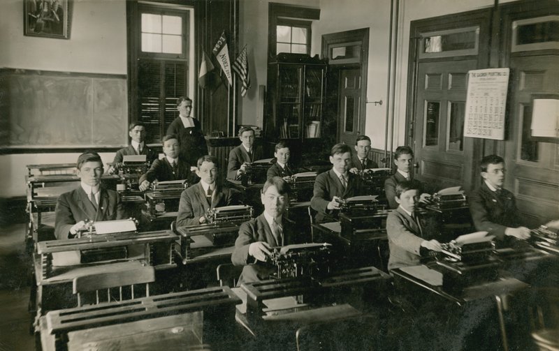 Aula de datilografia. Postal enviado em 1913. de French Photographer