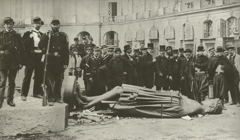 Coluna Vendome, após ter sido puxada para baixo em 16 de Maio de 1871 (foto a p/b) de French Photographer